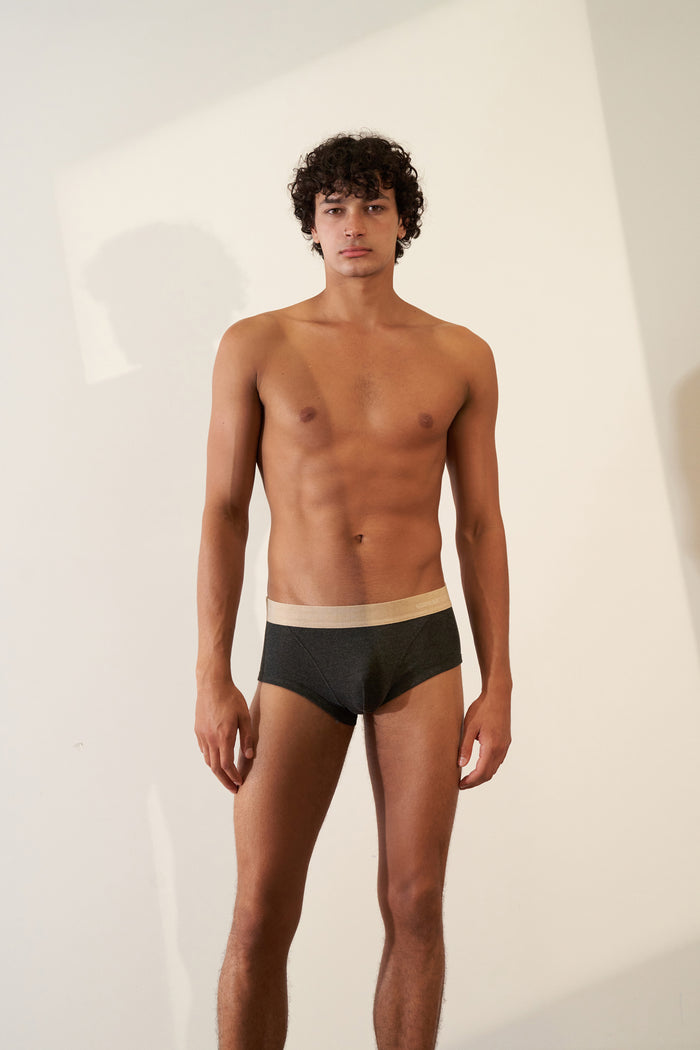Trunk in Organic Cotton Rib - Tar / Sand model wearing modern undergarment made of GOTS-certified organic cotton.