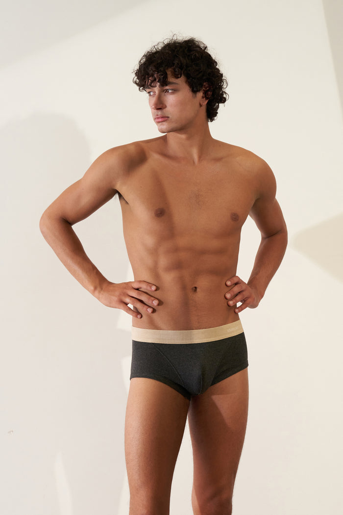 Model wearing Trunk in Organic Cotton Rib - Tar / Sand, showcasing comfort and modern design.