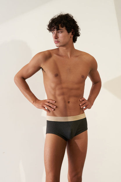 Model wearing Trunk in Organic Cotton Rib - Tar / Sand, showcasing comfort and modern design.