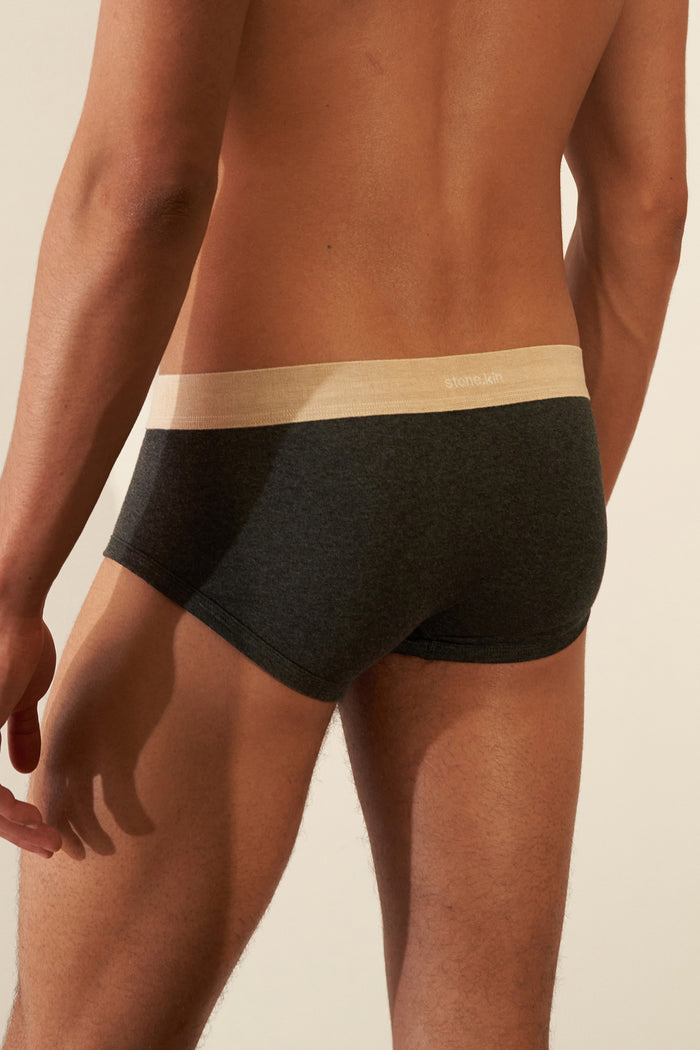 Trunk in Organic Cotton Rib - Tar / Sand shown on a male model, highlighting comfort and modern design.